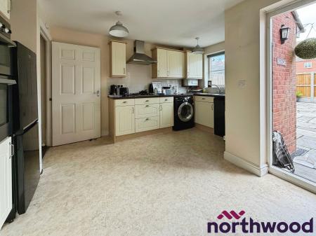 4 bedroom Town house to let in Bateman Close, Crewe, CW1