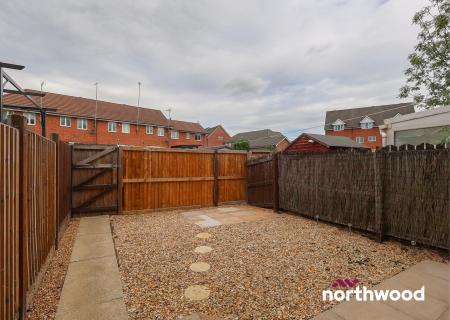 4 bedroom Town house to let in Redwood Drive, Crewe, CW1