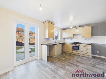 4 bedroom Town house to let in Redwood Drive, Crewe, CW1