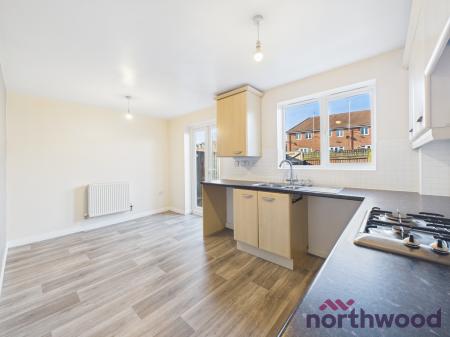 4 bedroom Town house to let in Redwood Drive, Crewe, CW1