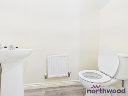 4 bedroom Town house to let in Redwood Drive, Crewe, CW1