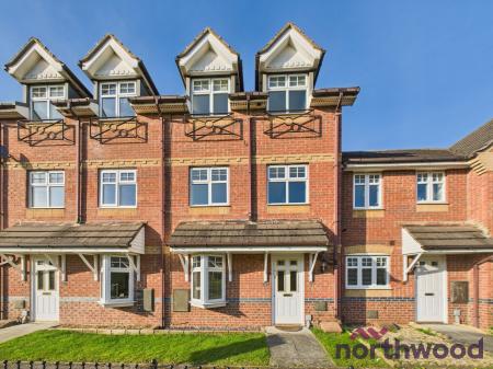 4 bedroom Town house to let in Redwood Drive, Crewe, CW1
