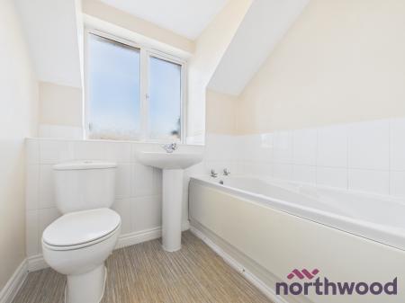 4 bedroom Town house to let in Redwood Drive, Crewe, CW1