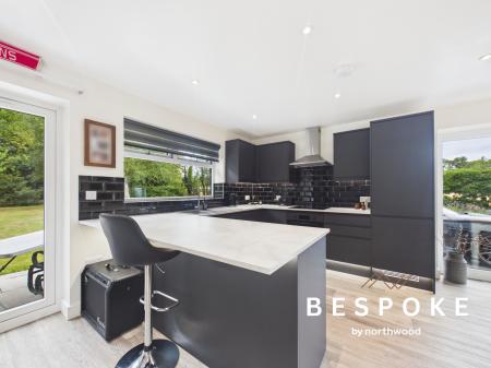 5 bedroom Detached house for sale in Twemlow Lane, Holmes Chapel, CW4