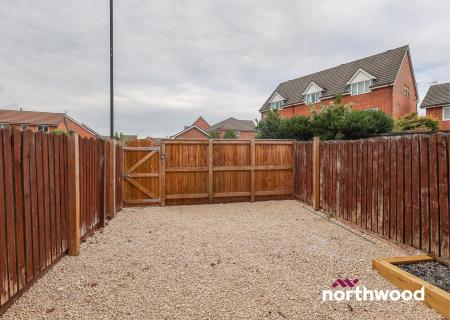 4 bedroom Town house to let in Redwood Drive, Crewe, CW1