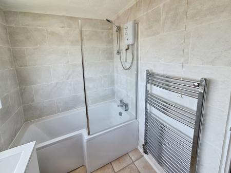 3 bedroom Semi-detached house to let in Richmond Avenue, Handsworth, Sheffield, S13