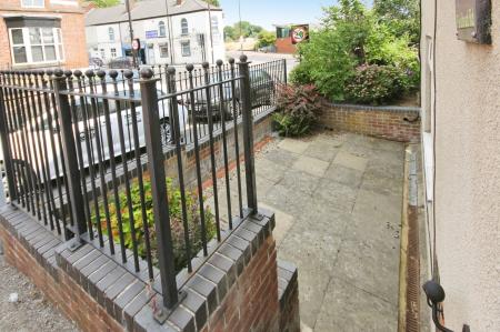 2 bedroom Flat to let in Fieldhead Road, Sharrow, Sheffield, S8