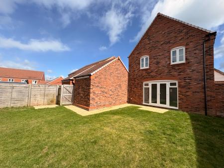 4 bedroom Detached house to let in Squinter Pip Way, Shrewsbury, SY5