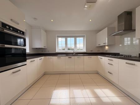 4 bedroom Detached house to let in Squinter Pip Way, Shrewsbury, SY5