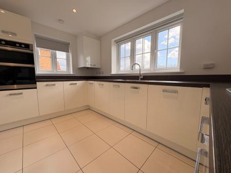 4 bedroom Detached house to let in Squinter Pip Way, Shrewsbury, SY5