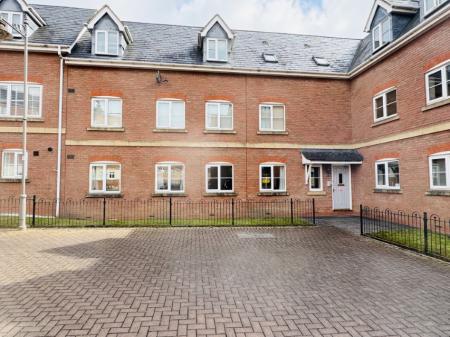 2 bedroom Flat for sale in Rumbush Lane, Dickens Heath, Solihull, B90