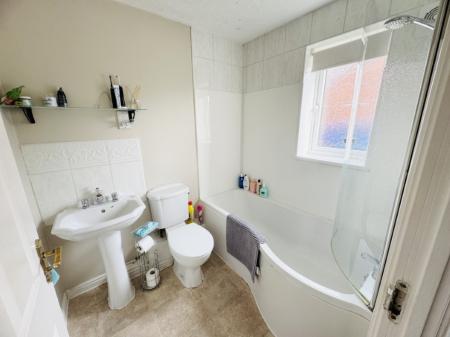 2 bedroom Flat for sale in Rumbush Lane, Dickens Heath, Solihull, B90