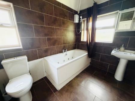 3 bedroom Semi-detached house to let in School Road, Hall Green, Birmingham, B28