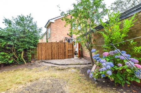 2 bedroom Maisonette to let in Featherstone Close, Shirley, Solihull, B90