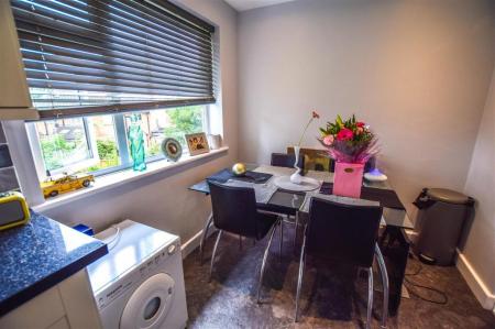 2 bedroom Maisonette to let in Featherstone Close, Shirley, Solihull, B90