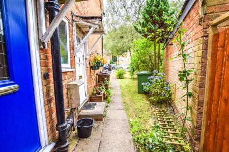 2 bedroom Maisonette to let in Featherstone Close, Shirley, Solihull, B90