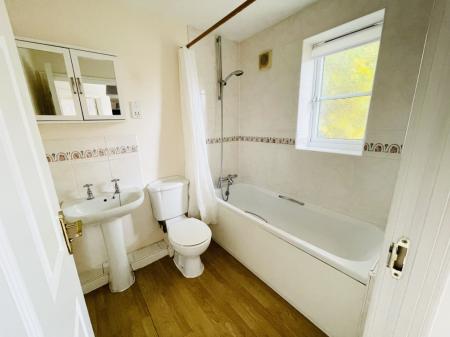 2 bedroom Flat to let in Rumbush Lane, Dickens Heath, Solihull, B90