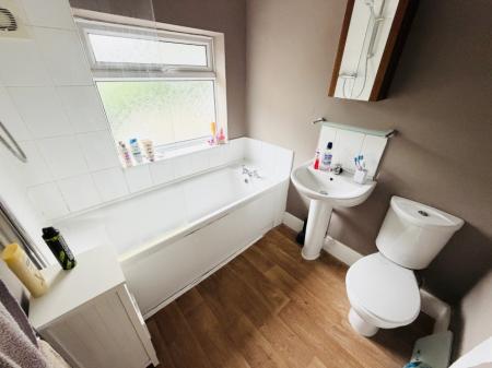 3 bedroom Semi-detached house to let in Temple Avenue, Hall Green, Birmingham, B28