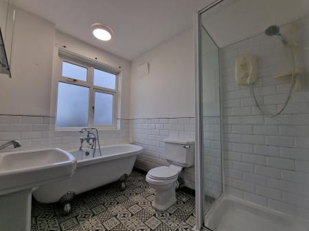 3 bedroom Semi-detached house to let in Links Road, Lower Penn, WV4