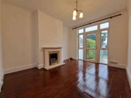 3 bedroom Semi-detached house to let in Links Road, Lower Penn, WV4