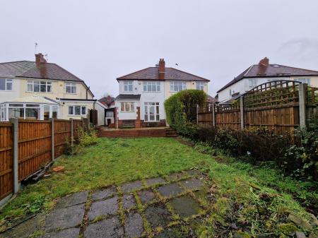 3 bedroom Semi-detached house to let in Links Road, Lower Penn, WV4