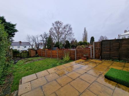 3 bedroom Semi-detached house to let in Links Road, Lower Penn, WV4