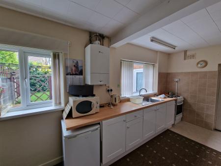 3 bedroom Semi-detached house to let in Farmbrook Avenue, Bushbury, WV10