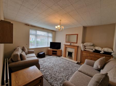 3 bedroom Semi-detached house to let in Farmbrook Avenue, Bushbury, WV10