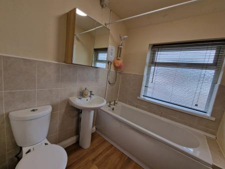 3 bedroom Semi-detached house to let in Farmbrook Avenue, Bushbury, WV10