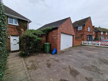3 bedroom Semi-detached house to let in School Road, Tettenhall Wood, Wolverhampton, WV6