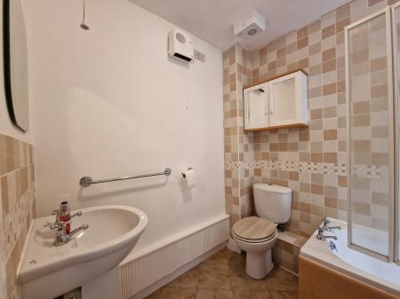 2 bedroom Apartment to let in Bilbrook Court, Bilbrook, WV8