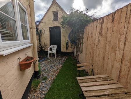 2 bedroom End of terrace house to let in Limes Road, Tettenhall, WV6