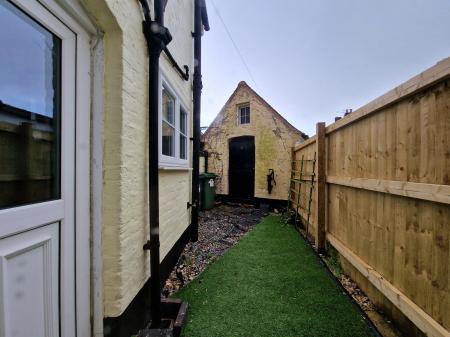 2 bedroom End of terrace house to let in Limes Road, Tettenhall, WV6