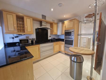 3 bedroom Apartment to let in Royal Court Apartments, 66 Lichfield Roa, Sutton Coldfield, B74