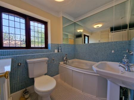 4 bedroom Detached house to let in Stockbridge Close, Wightwick, Wolverhampton, WV6