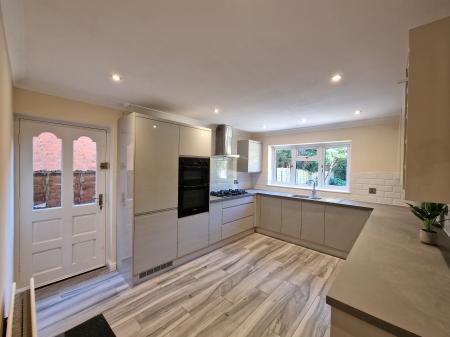 5 bedroom Detached house to let in Stockbridge Close, Wightwick, Wolverhampton, WV6