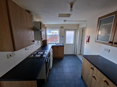 3 bedroom Flat to let in Lea Road, Penn Fields, Wolverhampton, WV3