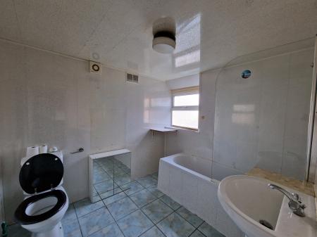 3 bedroom Flat to let in Lea Road, Penn Fields, Wolverhampton, WV3