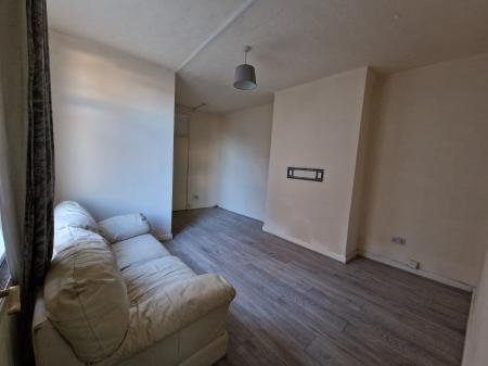 3 bedroom Flat to let in Lea Road, Penn Fields, Wolverhampton, WV3