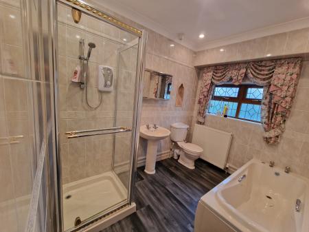 4 bedroom Detached house to let in Clifton Road, Tettenhall, WV6