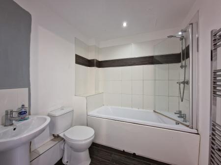 2 bedroom Flat to let in The Waterglades, Rosehill, Willenhall, WV13