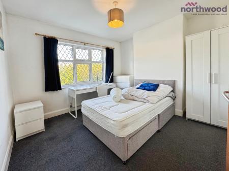 5 bedroom End of terrace house to let in Honeysuckle Road, SO16