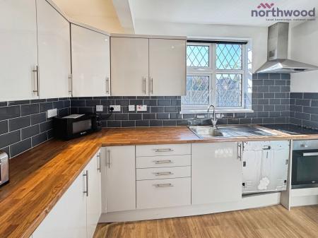 5 bedroom End of terrace house to let in Honeysuckle Road, SO16