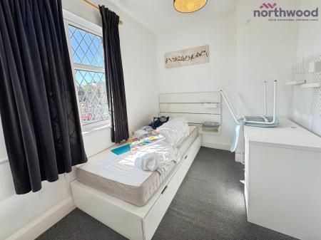 5 bedroom End of terrace house to let in Honeysuckle Road, SO16