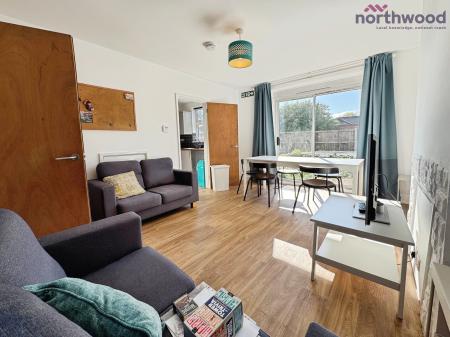 5 bedroom End of terrace house to let in Honeysuckle Road, SO16