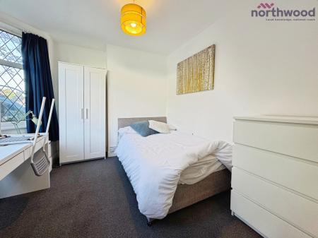 5 bedroom End of terrace house to let in Honeysuckle Road, SO16