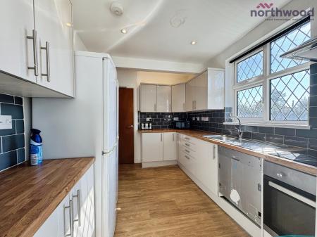 5 bedroom End of terrace house to let in Honeysuckle Road, SO16