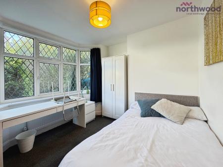 5 bedroom End of terrace house to let in Honeysuckle Road, SO16