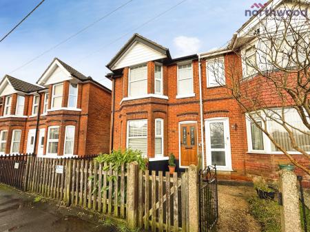 3 bedroom Semi-detached house to let in Jennings Road, Totton, SO40
