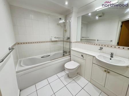 2 bedroom Flat to let in Woodlands Court, SO18